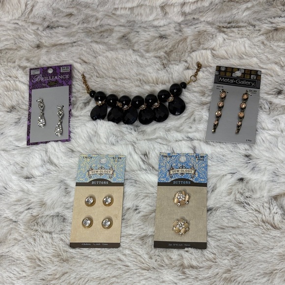 5 Piece Jewelry Making Pieces & Buttons - Picture 1 of 4